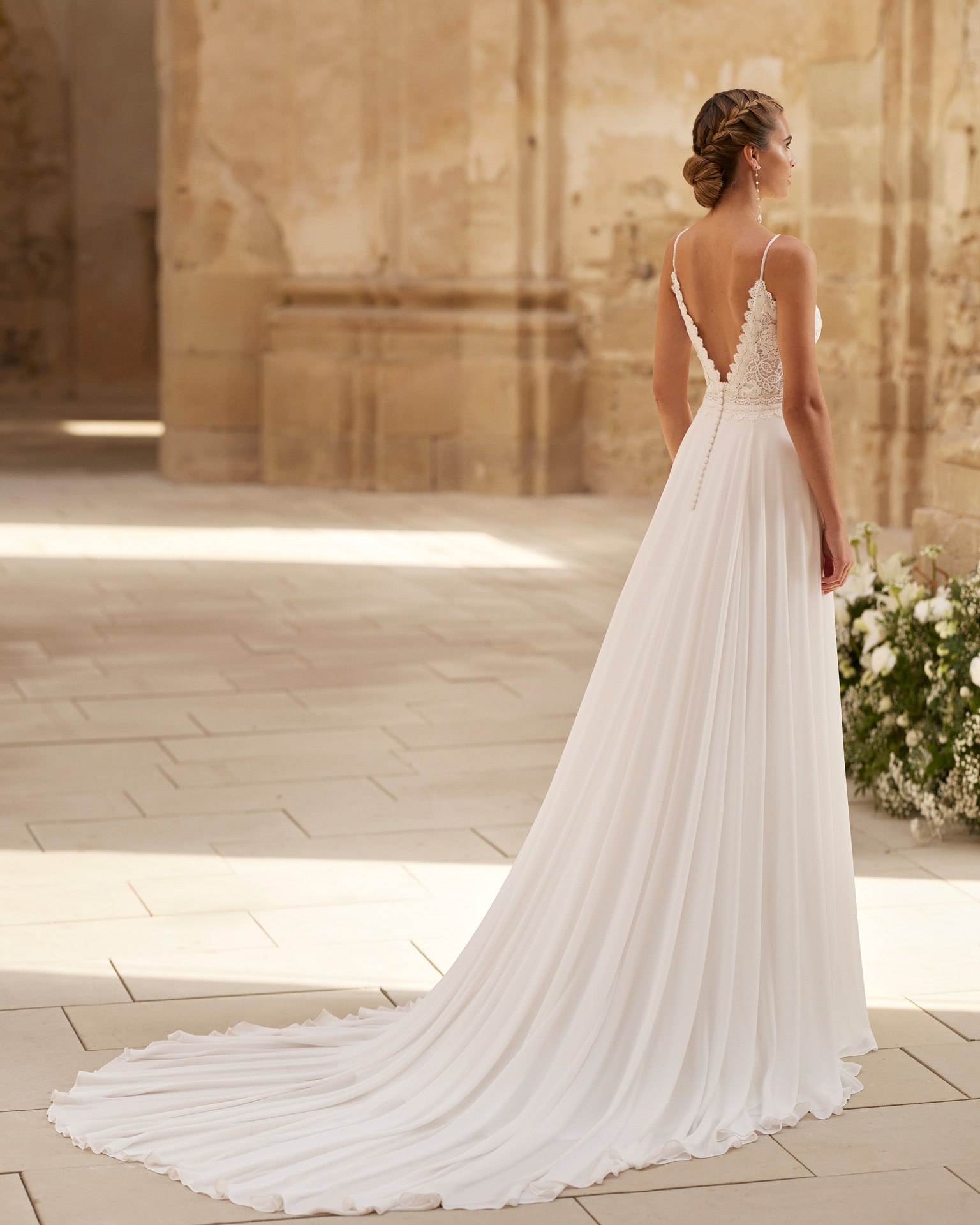 alma novia_brautatelier ried_hamela_9B15_chiffon_grobe spitze_vintage_spaghettiträger_rücken_1-min