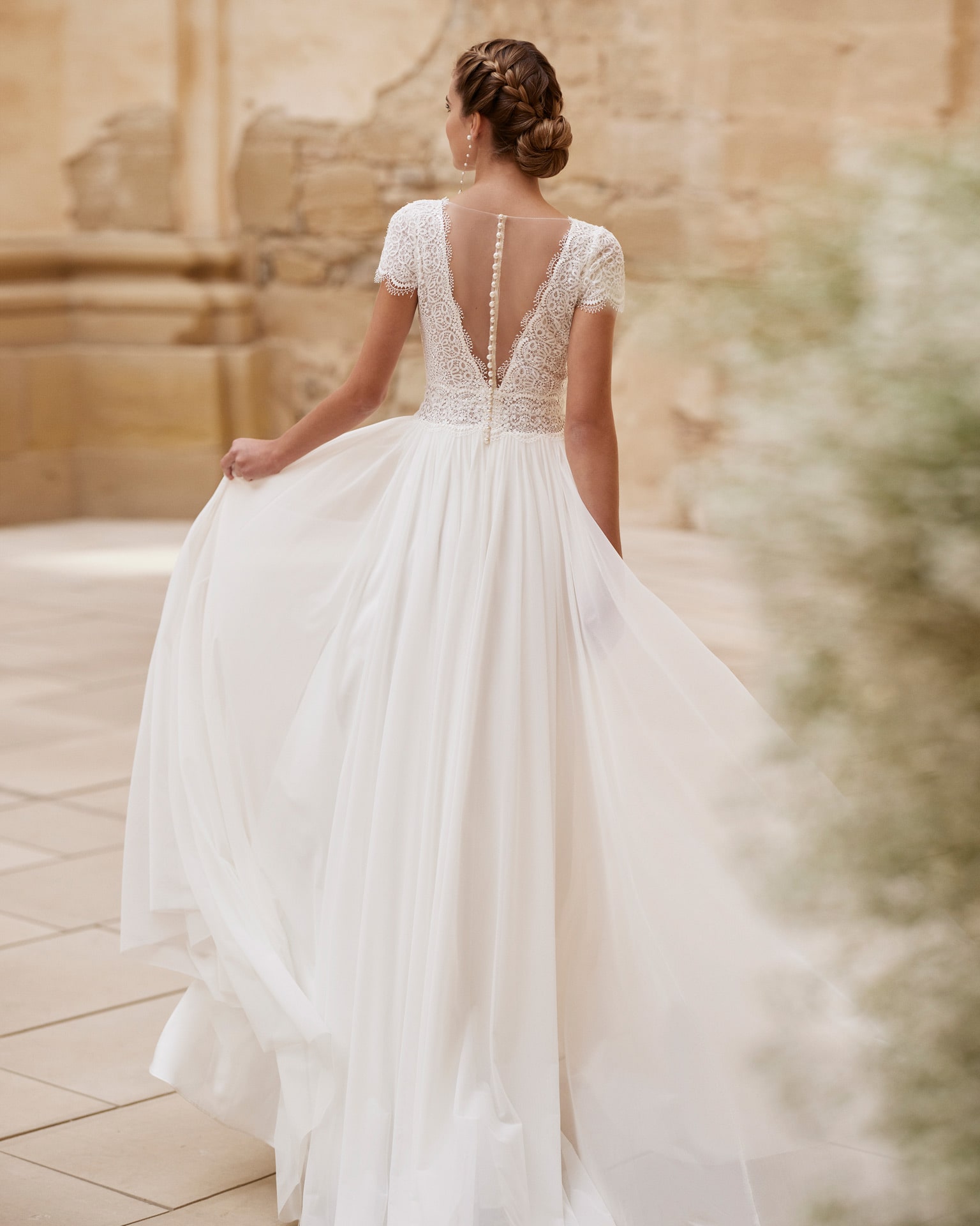 alma novia_brautatelier ried_hegoa_9B32_chiffon_kurze ärmel_geschlossener rücken_knopfleiste_beinschlitz_ivory_rücken_1-min