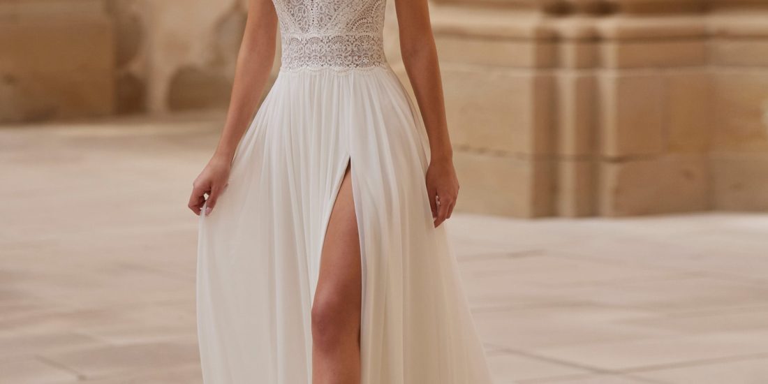 alma novia_brautatelier ried_hegoa_9B32_chiffon_kurze ärmel_geschlossener rücken_knopfleiste_beinschlitz_ivory_vorne_1-min