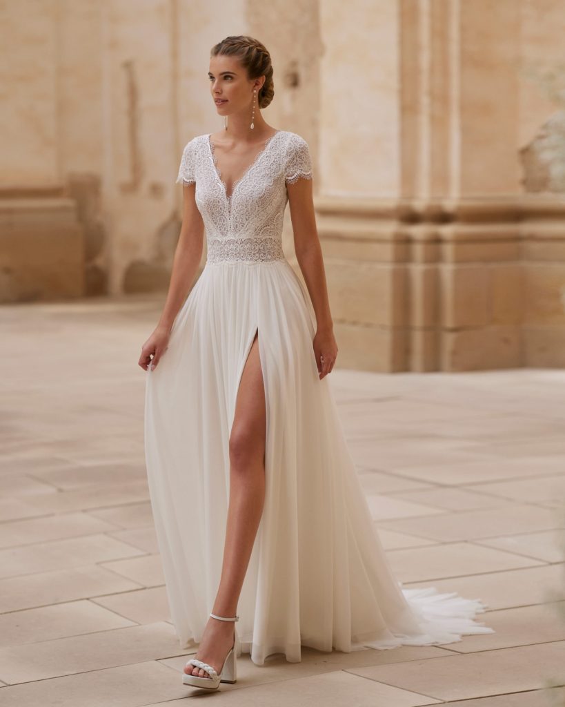 alma novia_brautatelier ried_hegoa_9B32_chiffon_kurze ärmel_geschlossener rücken_knopfleiste_beinschlitz_ivory_vorne_1-min
