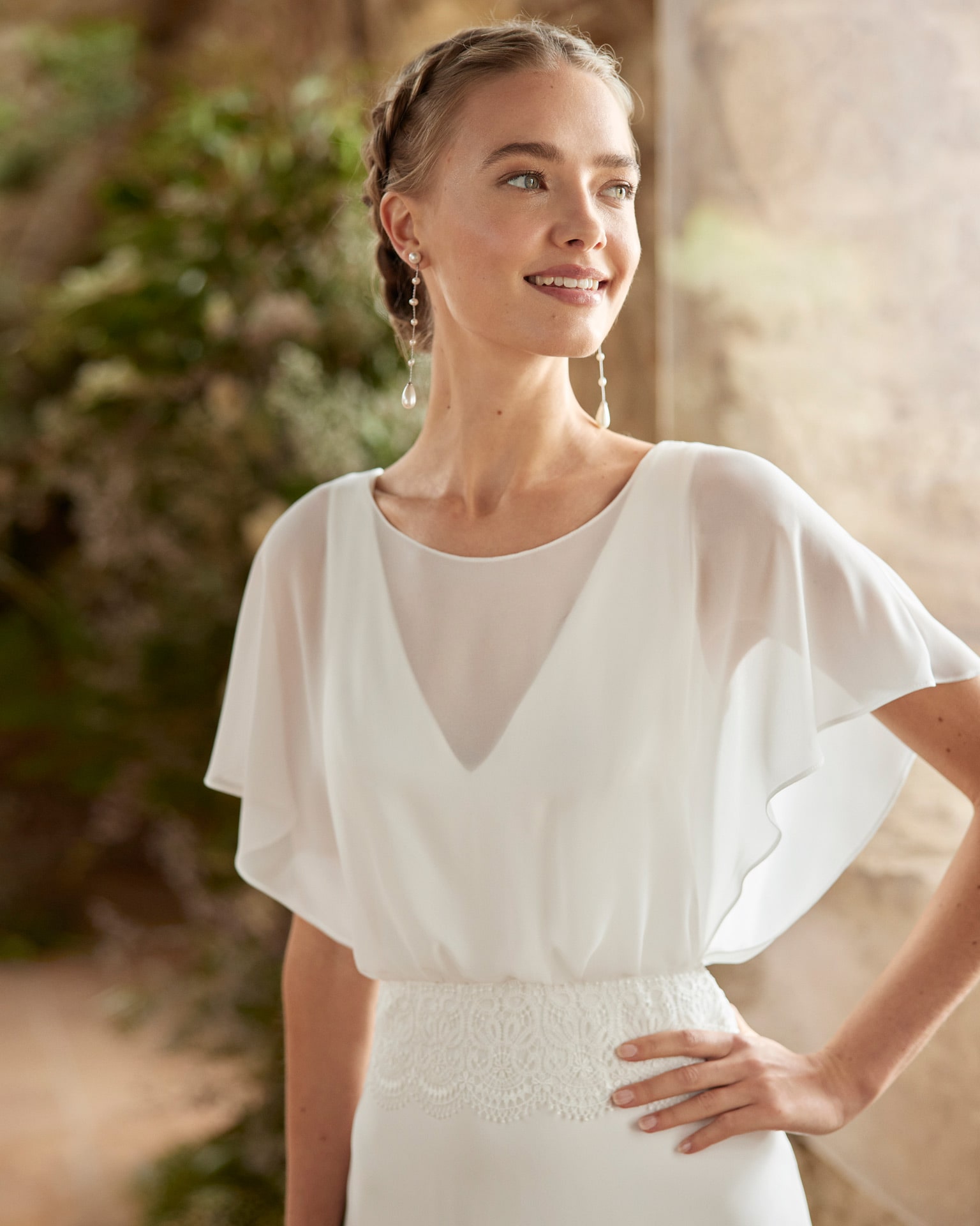 alma novia_brautatelier ried_raison_7B106_brautkleid_Klassisch_Chiffonshirttop_Spitzengürtel_vorne_detail-min
