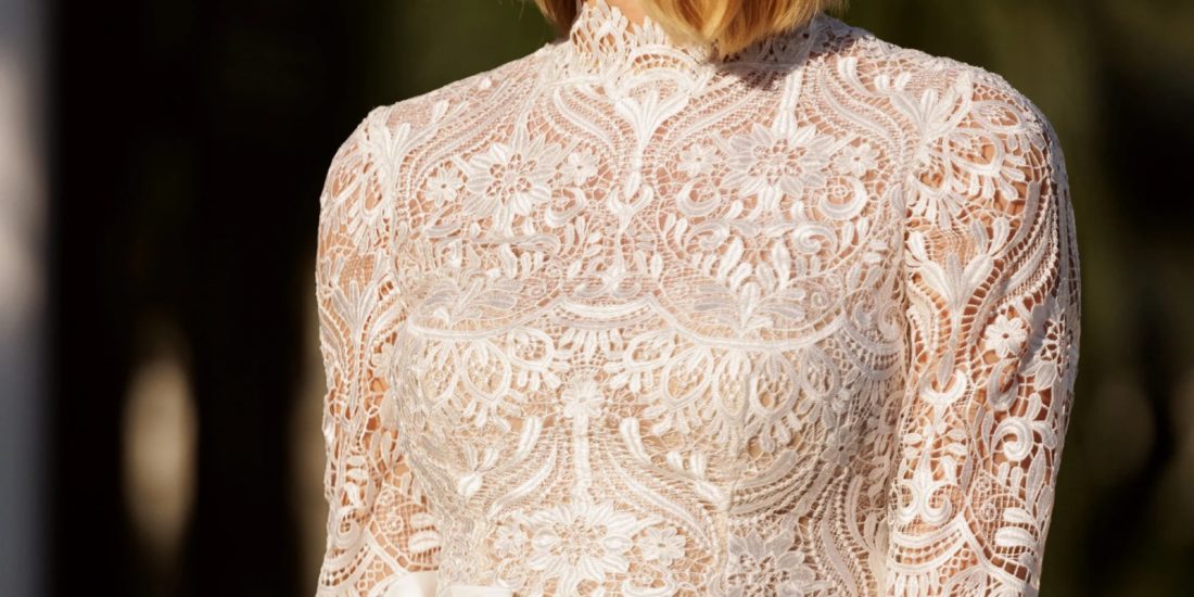 angela bianca_brautatelier ried_1123_oberteil_langarm mit spitze_kom bination hose_vorne_detail-min