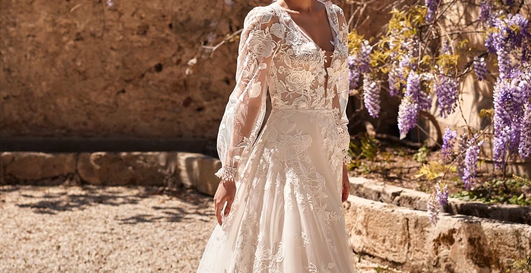 dama-couture_brautkleid_asami_all-over-bluetenspitze_langarm_vorne.jpg