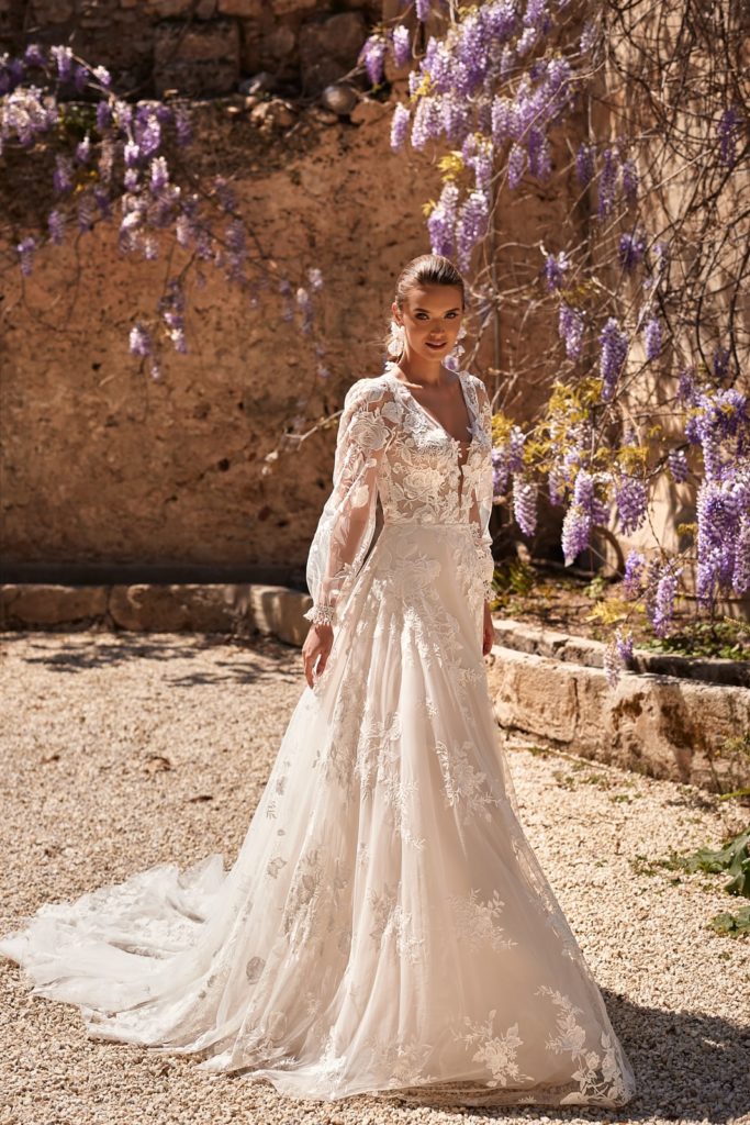 dama-couture_brautkleid_asami_all-over-bluetenspitze_langarm_vorne.jpg