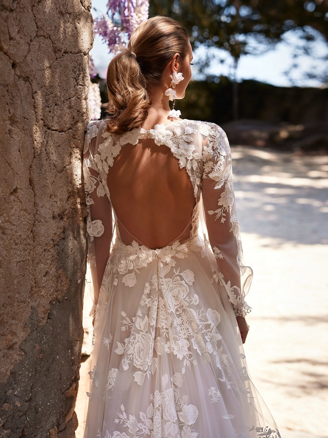 dama couture_brautkleid_asami_all over blütenspitze_langarml_tiefer ruecken_detail