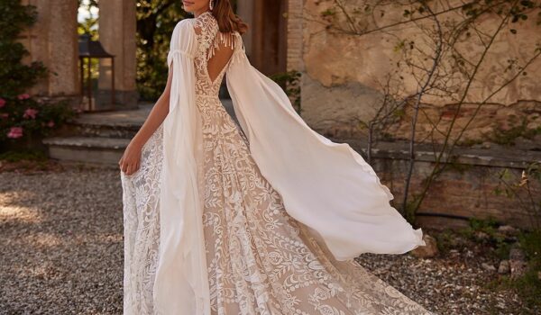 dama-couture_brautkleid_cassidy_all-over-boho-spitze_abnehmbares-cape_flugelaermel_schluessellochruecken_1-1.jpg