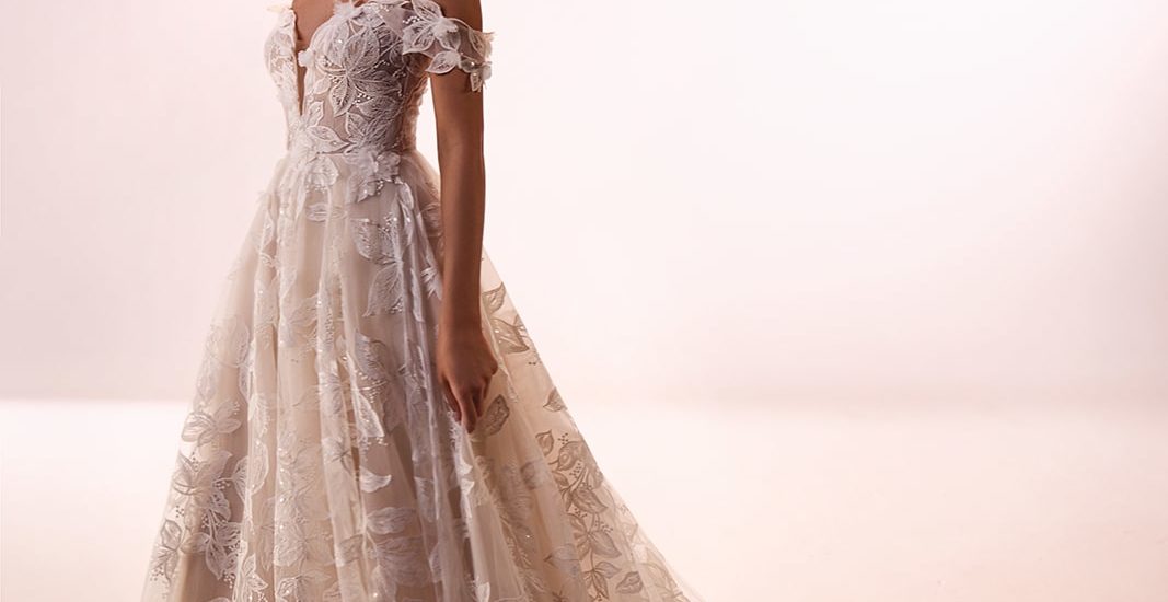 dama couture_brautkleid_ivy_all over blaetterspitze_carmenaermel_vorne_1