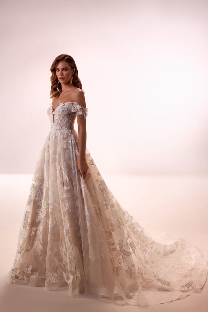 dama couture_brautkleid_ivy_all over blaetterspitze_carmenaermel_vorne_1