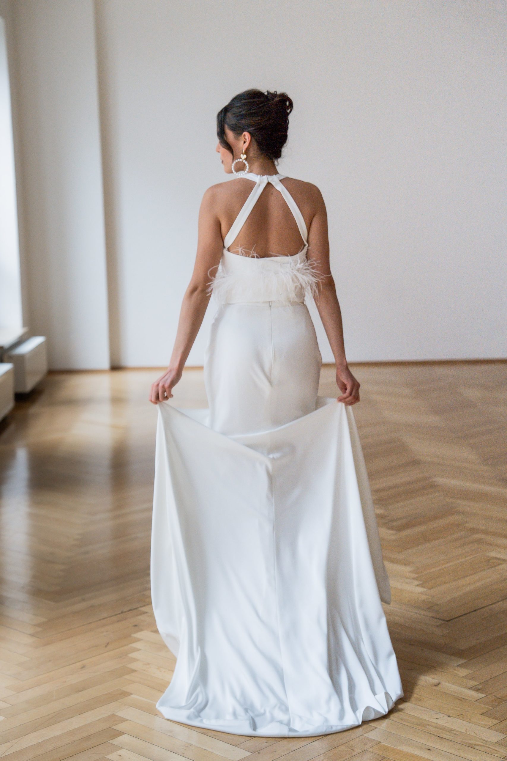 fan-xia_brautatelier-ried_rock_rapallo_fitandflair_plain_beinschlitz_ivory_hinten_ganz-min-scaled.jpg