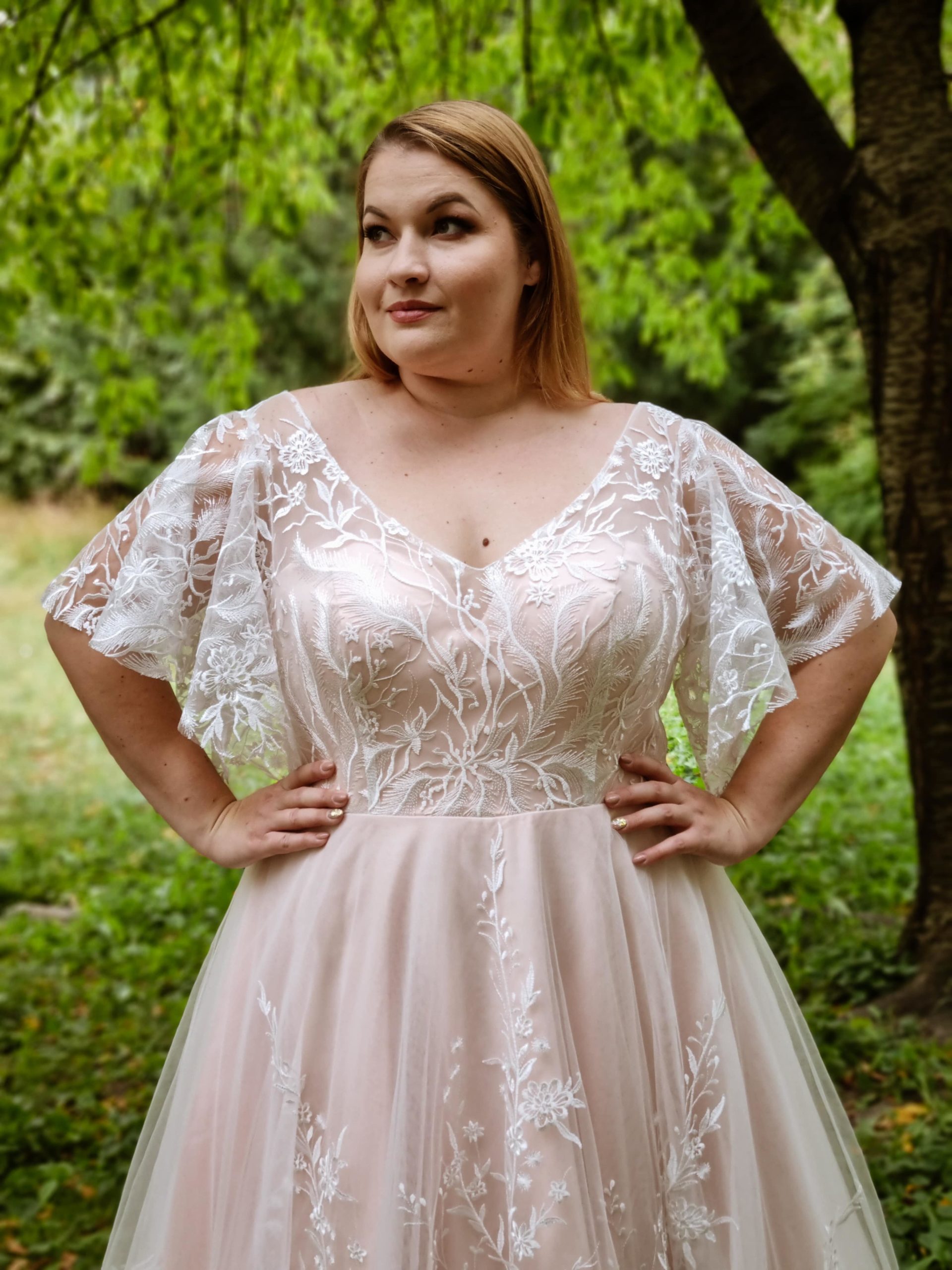 lasabina_brautatelier ried_ariel_brautkleid_curvy_weite ärmeln_florale spitze_vintage prinzessin_ivory_nude_details_1-min
