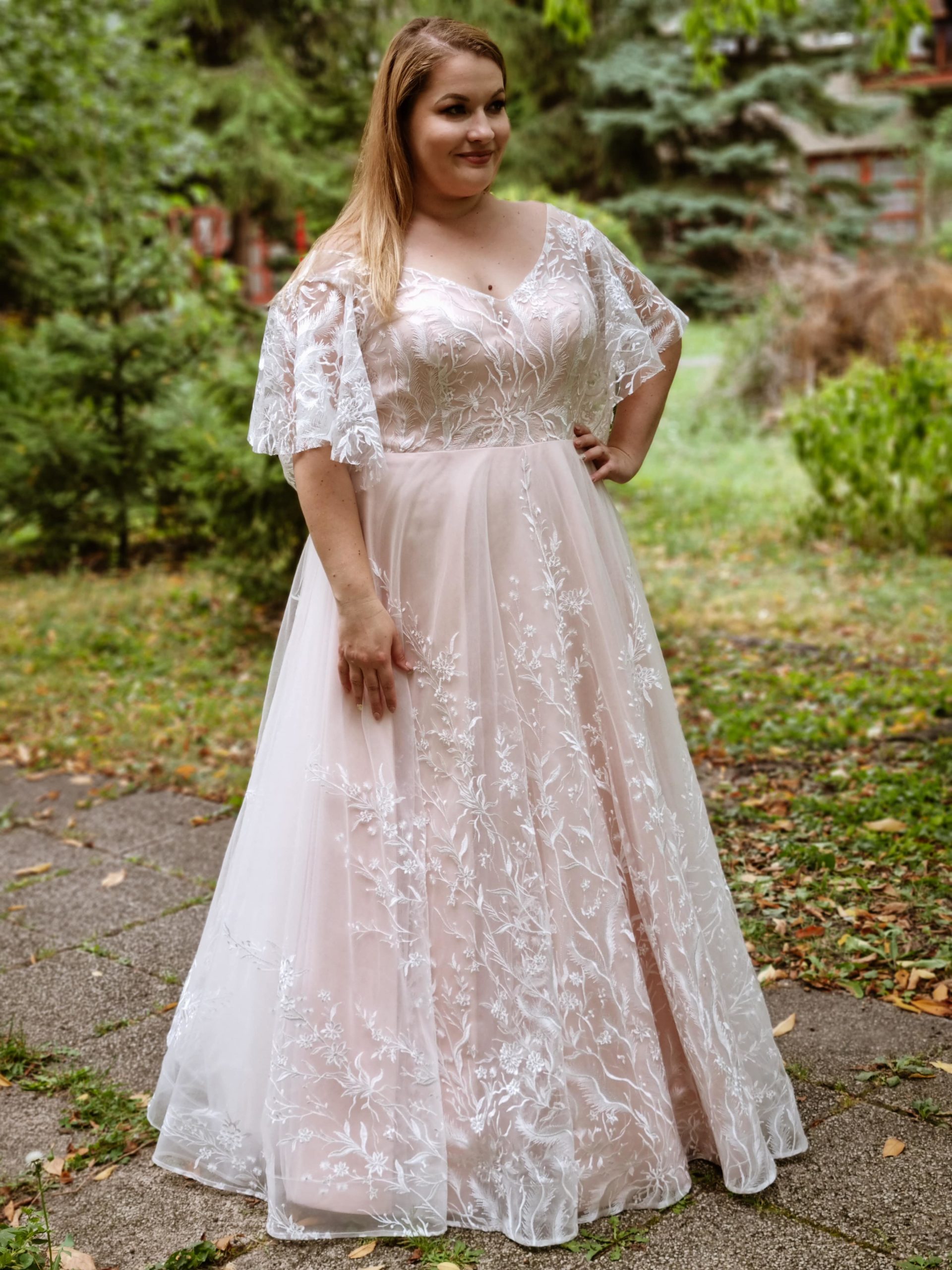 lasabina_brautatelier ried_ariel_brautkleid_curvy_weite ärmeln_florale spitze_vintage prinzessin_ivory_nude_vorne_10-min