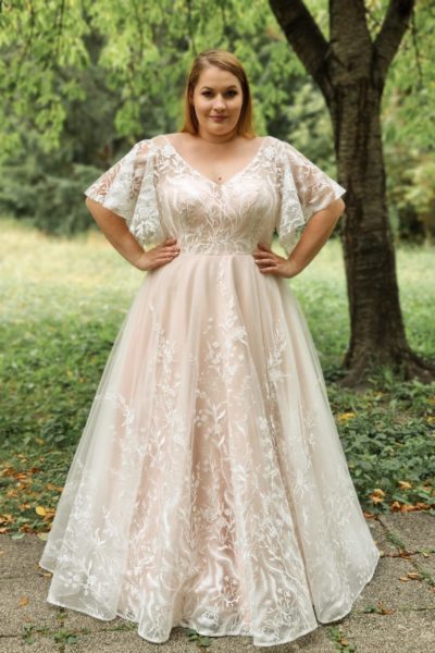 lasabina_brautatelier ried_ariel_brautkleid_curvy_weite ärmeln_florale spitze_vintage prinzessin_ivory_nude_vorne_12-min