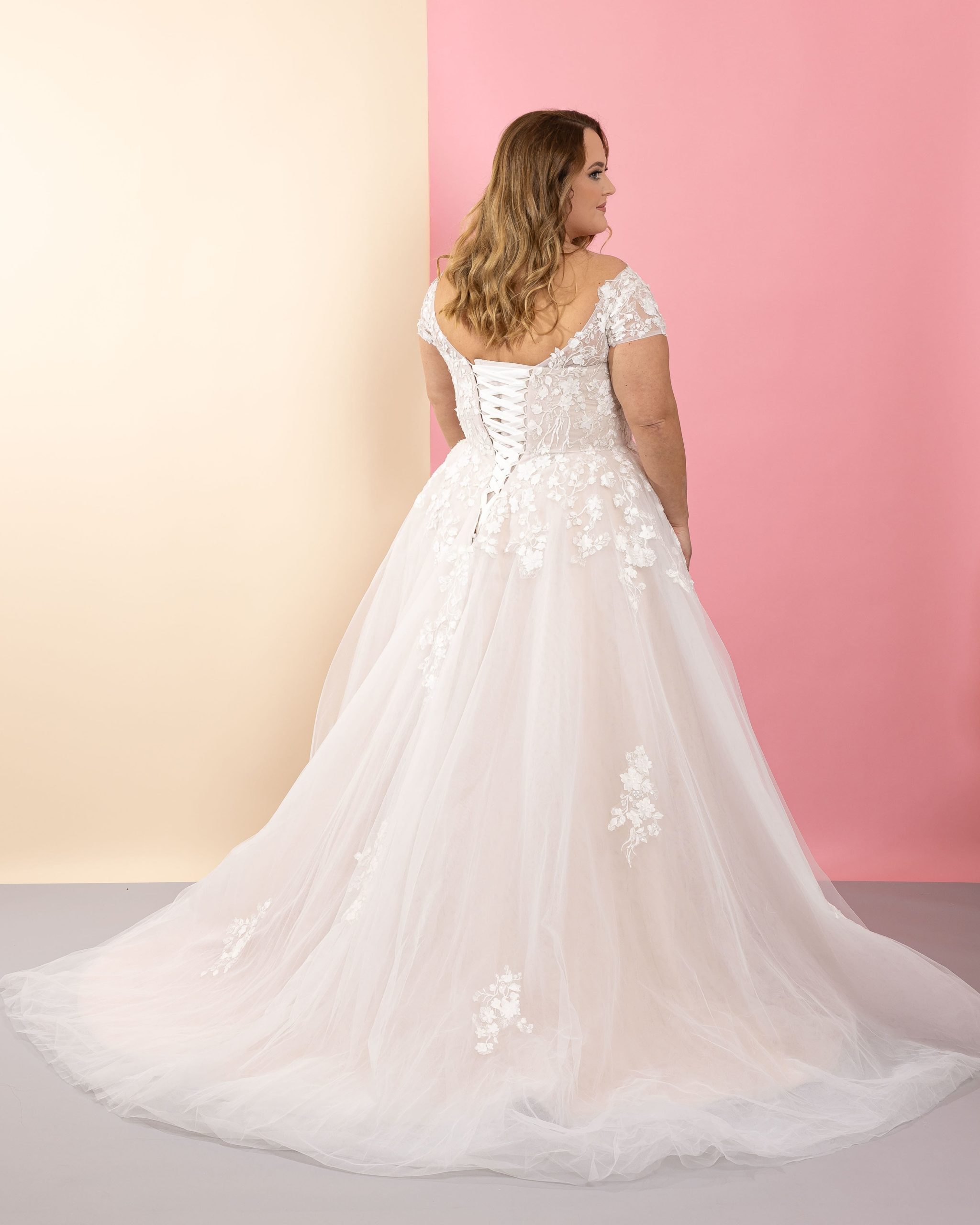 lasabina_brautatelier ried_beatrice_brautkleid_curvy_florale spitze_prinzessin_spitze_ivory_nude_hinten_2-min
