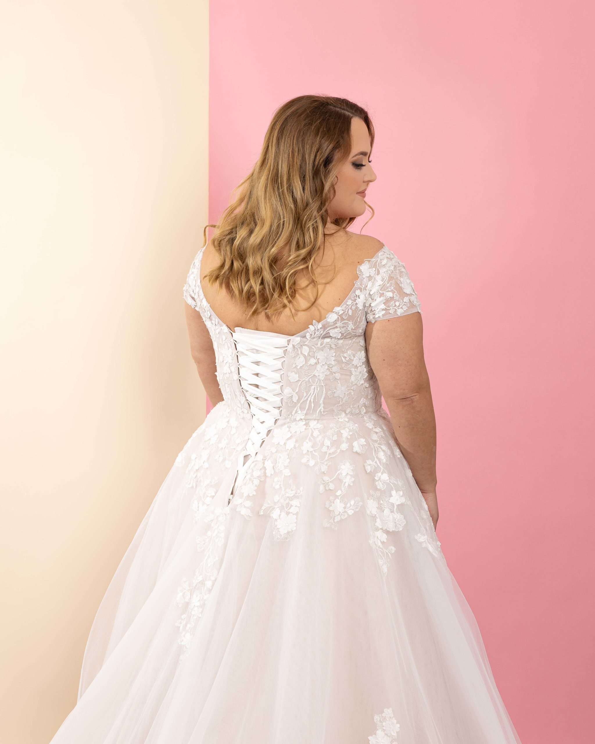 lasabina_brautatelier ried_beatrice_brautkleid_curvy_florale spitze_prinzessin_spitze_ivory_nude_details_2-min