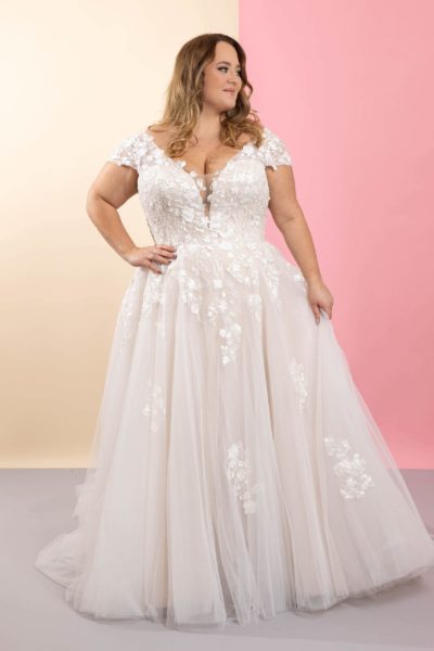 lasabina_brautatelier ried_beatrice_brautkleid_curvy_florale spitze_prinzessin_spitze_ivory_nude_vorne_2-min
