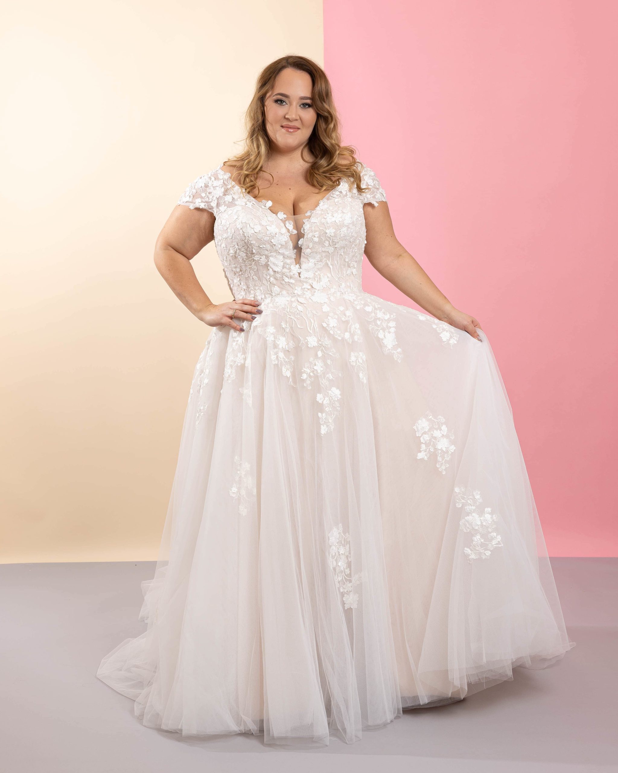 lasabina_brautatelier ried_beatrice_brautkleid_curvy_florale spitze_prinzessin_spitze_ivory_nude_vorne_3-min