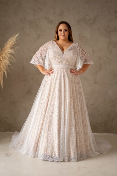 lasabina_brautatelier ried_flora_brautkleid_curvy_all-over-spitze_boho_spitze_ivory_nude_vorne_1-min