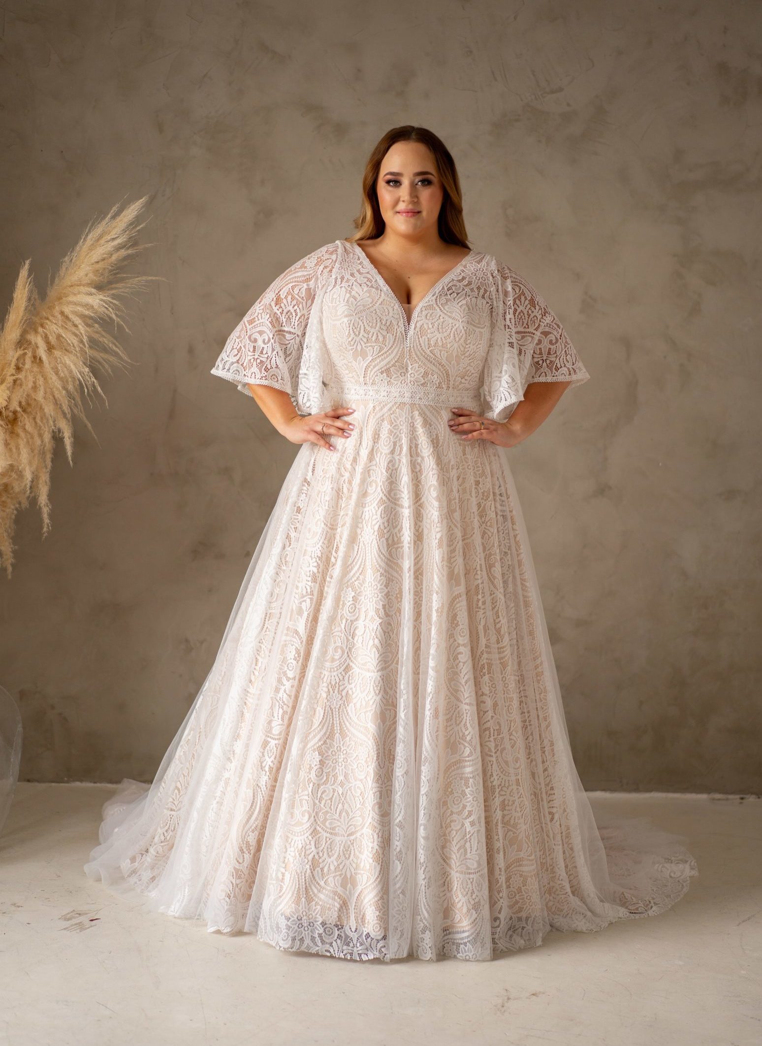 lasabina_brautatelier ried_flora_brautkleid_curvy_all-over-spitze_boho_spitze_ivory_nude_vorne_1-min