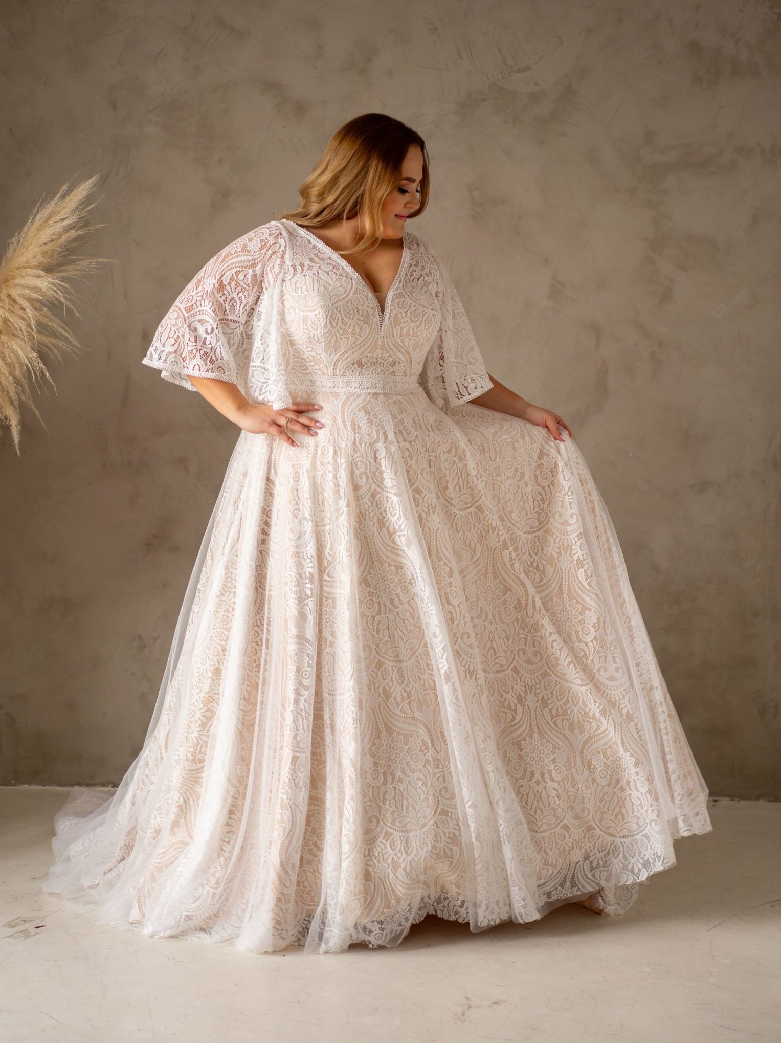 lasabina_brautatelier ried_flora_brautkleid_curvy_all-over-spitze_boho_spitze_ivory_nude_vorne_2-min