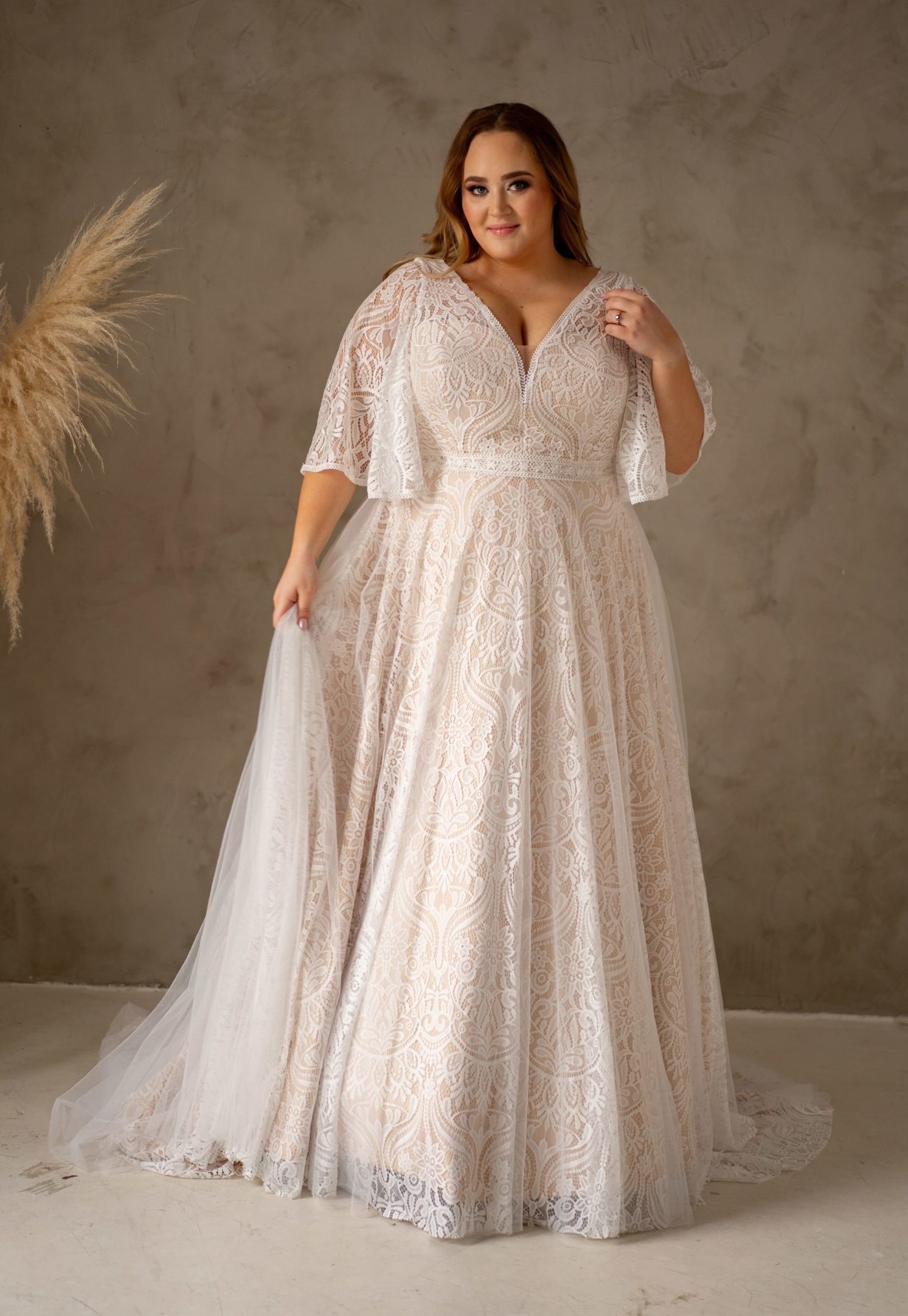 lasabina_brautatelier ried_flora_brautkleid_curvy_all-over-spitze_boho_spitze_ivory_nude_vorne_3-min