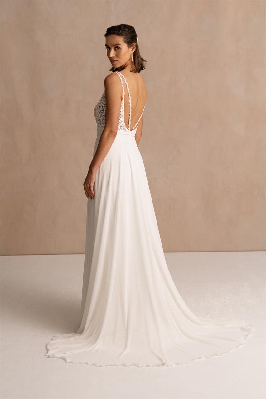 marylise_brautatelier ried_elli_brautkleid_a linie_häkelspitze_tiefer ausschnitt_chiffonrock__ivory_hinten_1-min