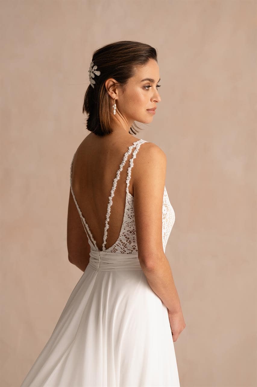 marylise_brautatelier ried_elli_brautkleid_a linie_häkelspitze_tiefer ausschnitt_chiffonrock__ivory_hinten_details_1-min