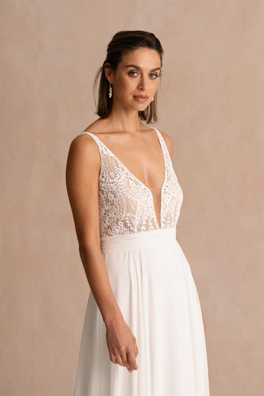 marylise_brautatelier ried_elli_brautkleid_a linie_häkelspitze_tiefer ausschnitt_chiffonrock__ivory_hinten_details_2-min