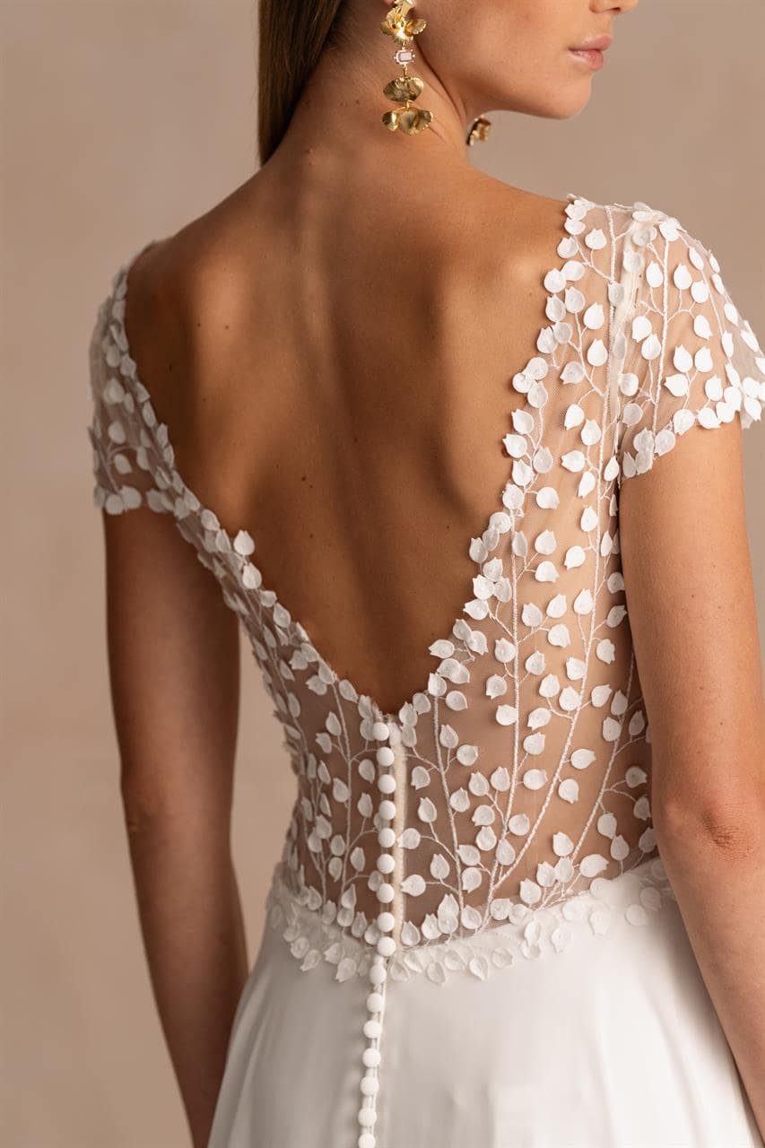 marylise_brautatelier-ried_gardena_brautkleid_a-linie_blaetterspitze_kurze-aermel_chiffonrock_ivory_details_2-min.jpg