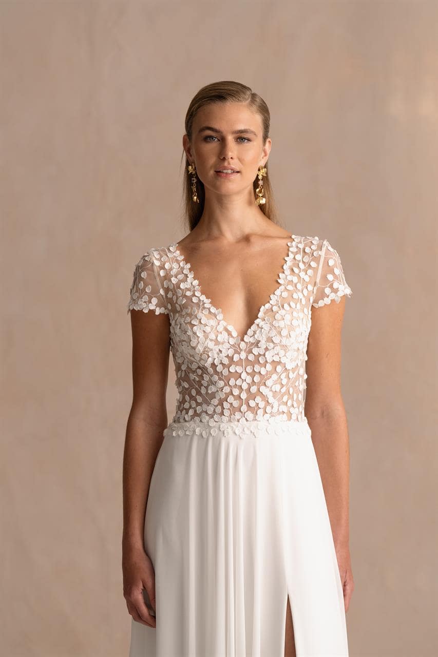 marylise_brautatelier ried_gardena_brautkleid_a linie_blätterspitze_kurze ärmel_chiffonrock_ivory_details_3-min