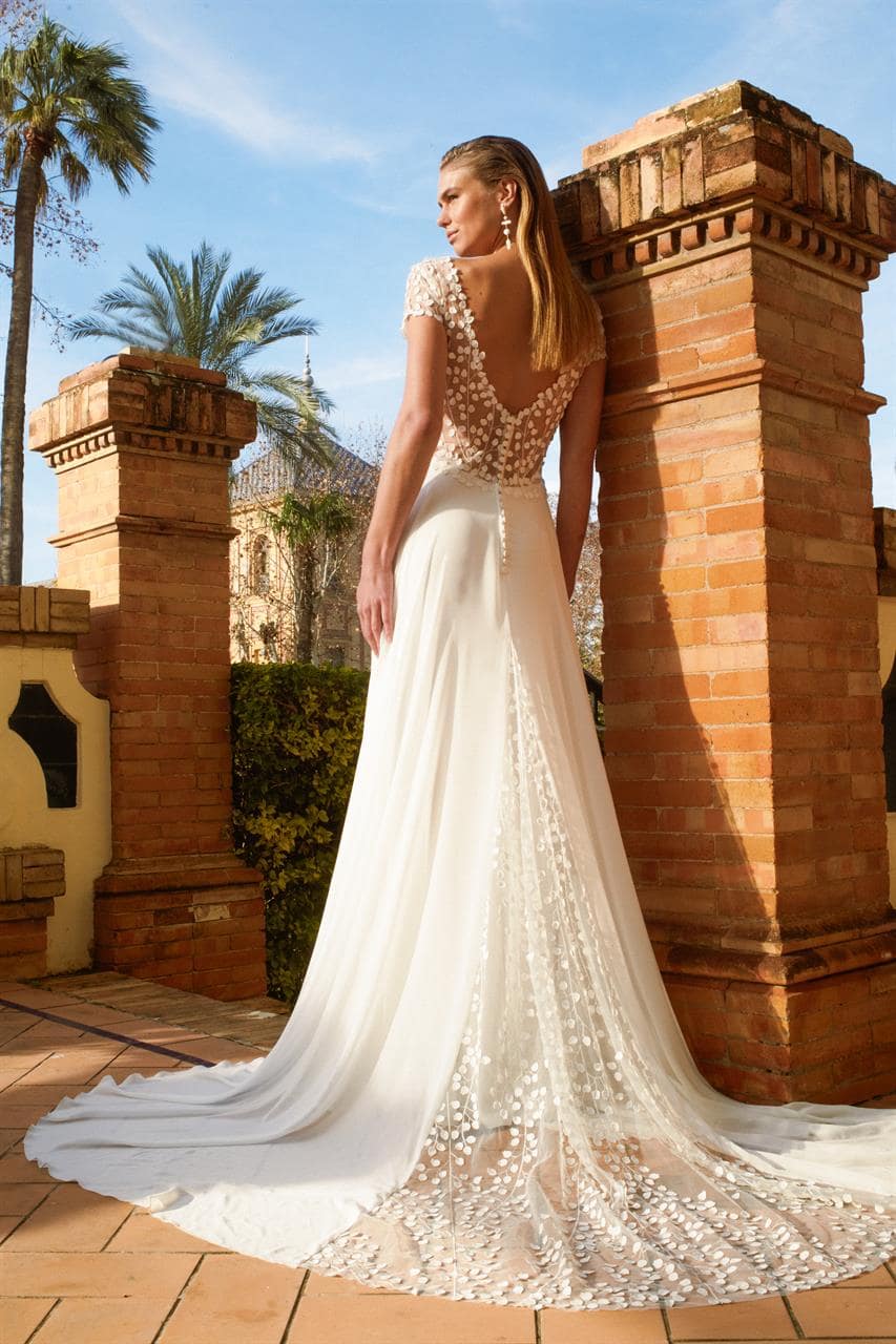 marylise_brautatelier-ried_gardena_brautkleid_a-linie_blaetterspitze_kurze-aermel_chiffonrock_ivory_hinten_1-min-1.jpg