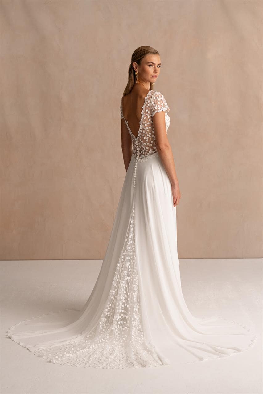 marylise_brautatelier ried_gardena_brautkleid_a linie_blätterspitze_kurze ärmel_chiffonrock_ivory_hinten_2-min