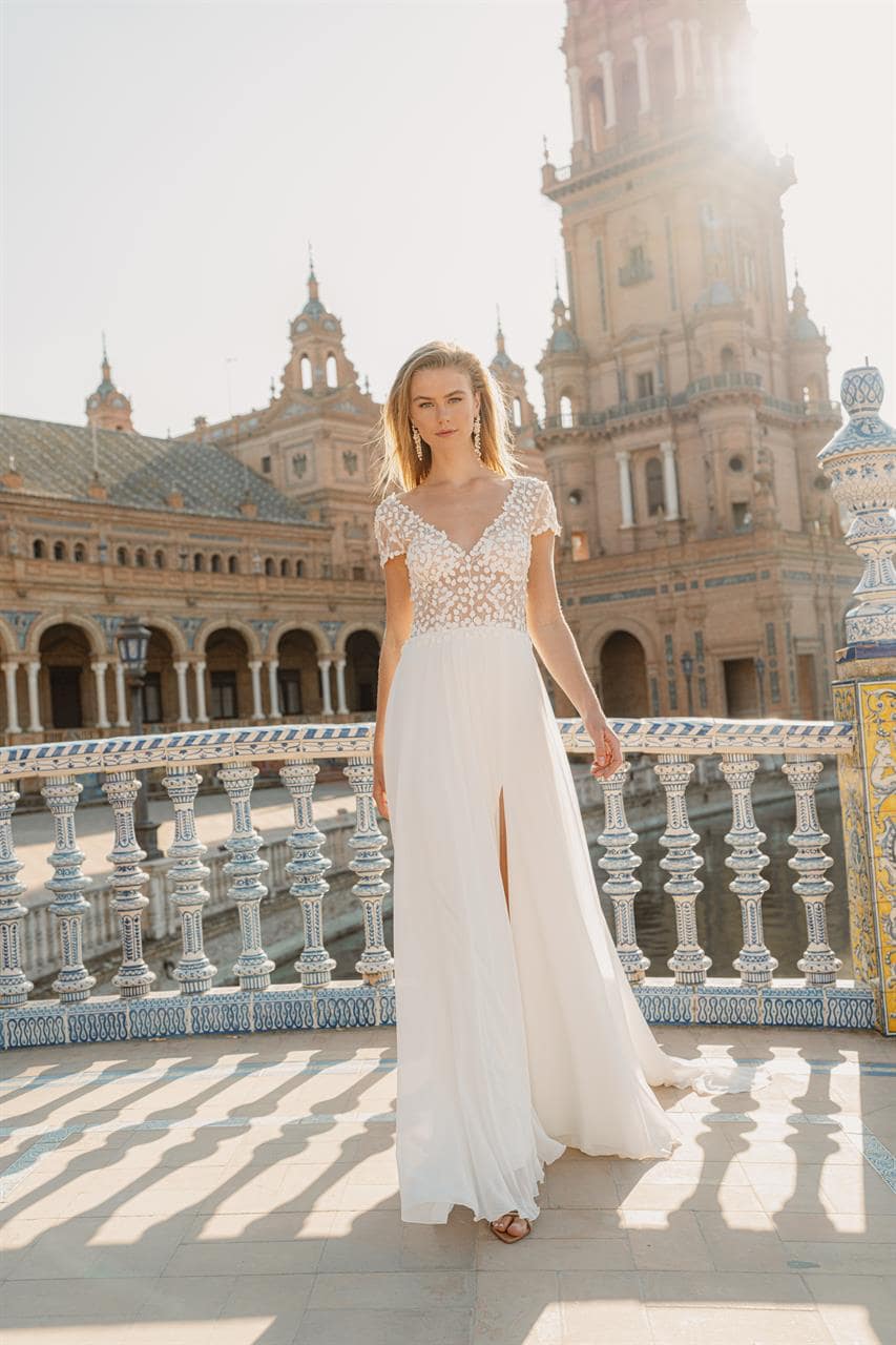 marylise_brautatelier ried_gardena_brautkleid_a linie_blätterspitze_kurze ärmel_chiffonrock_ivory_vorne_1-min