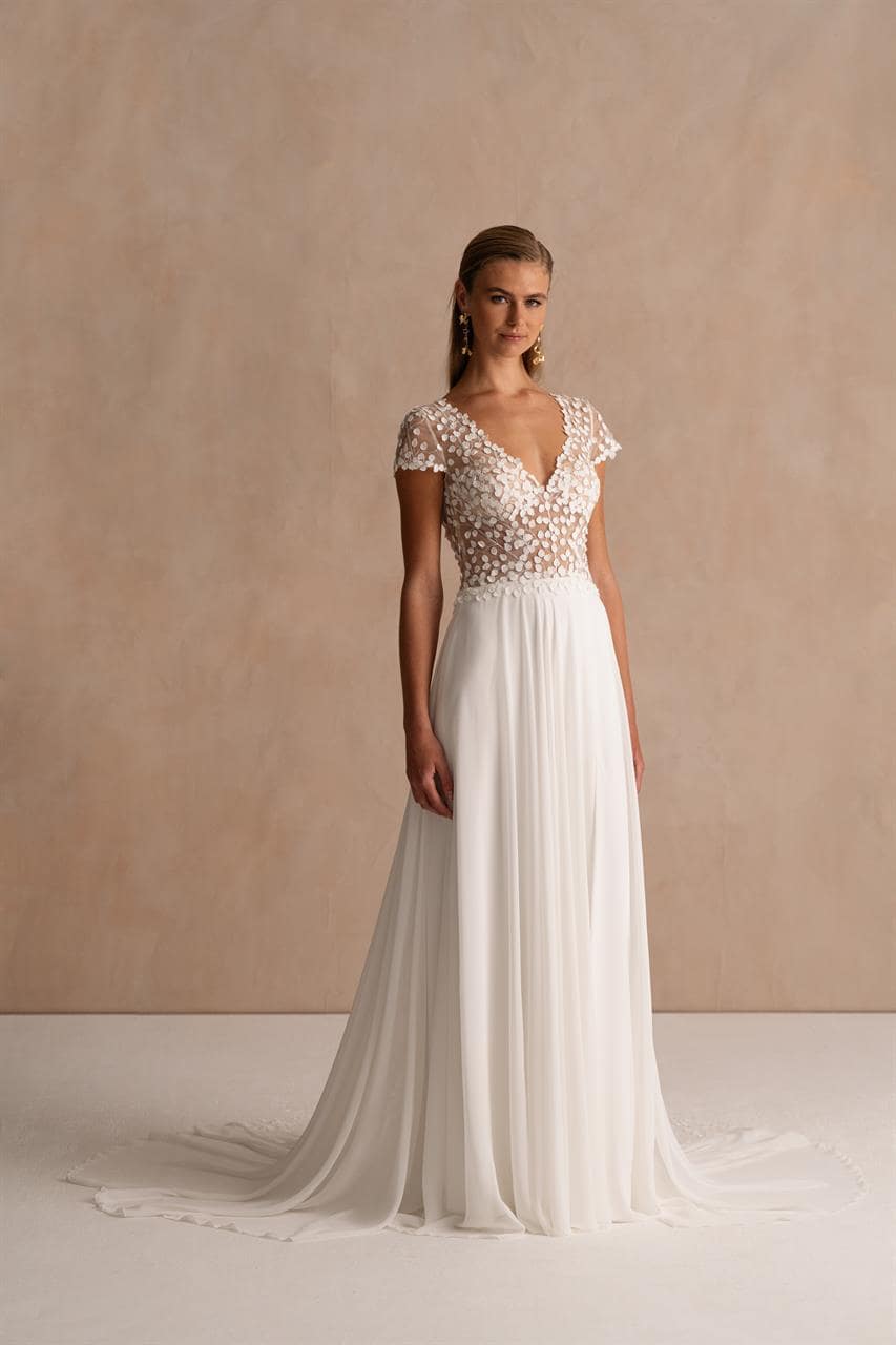 marylise_brautatelier ried_gardena_brautkleid_a linie_blätterspitze_kurze ärmel_chiffonrock_ivory_vorne_2-min