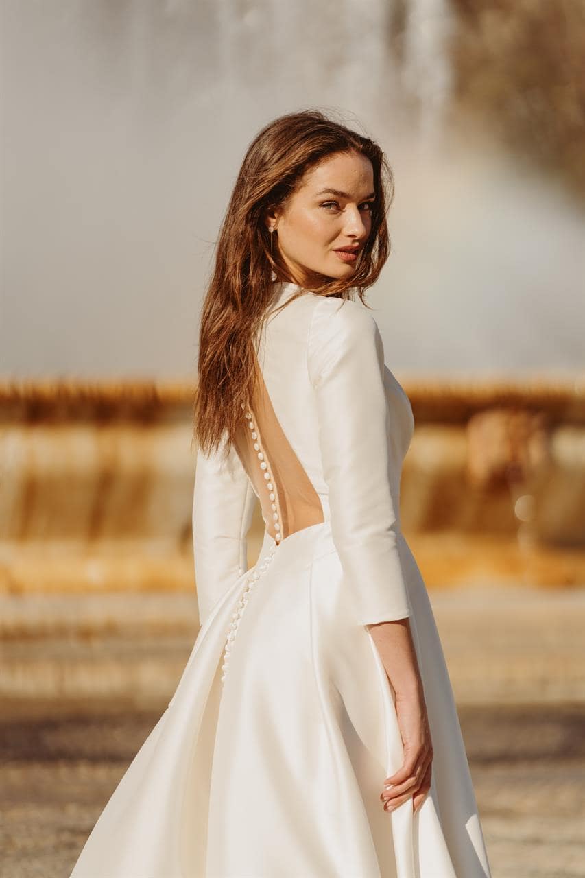 marylise_brautatelier ried_la plagne_brautkleid_classy_mikado seide_clean look_langarm_knopfleiste_ivory_details_2-min