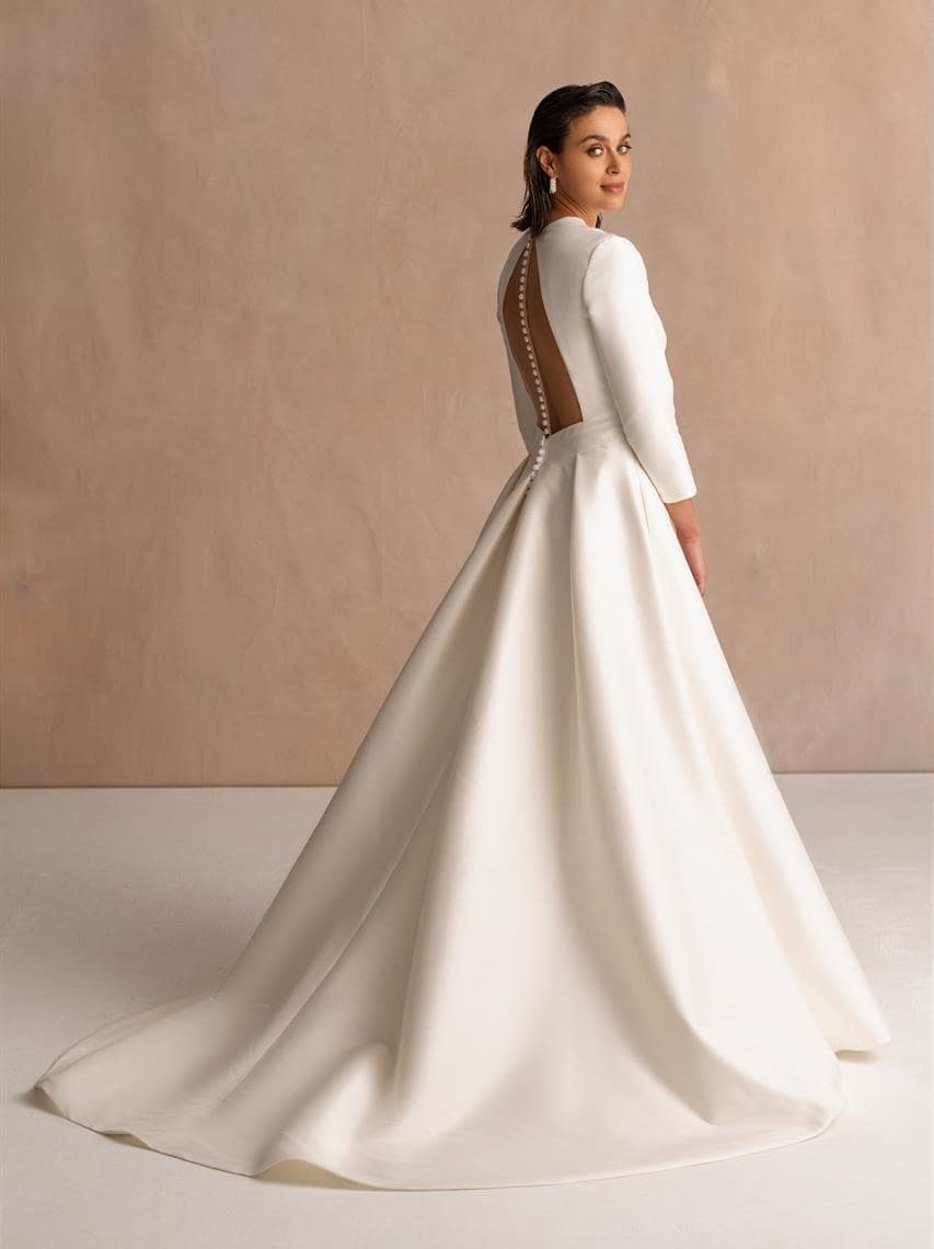 marylise_brautatelier ried_la plagne_brautkleid_classy_mikado seide_clean look_langarm_knopfleiste_ivory_hinten_1-min