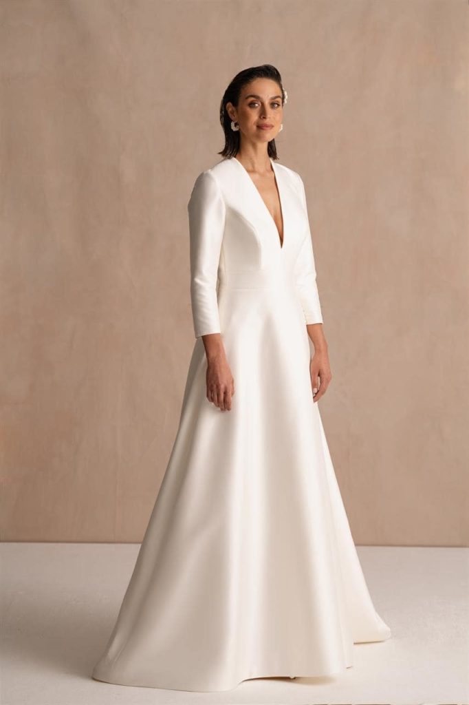 marylise_brautatelier ried_la plagne_brautkleid_classy_mikado seide_clean look_langarm_knopfleiste_ivory_vorne_1-min