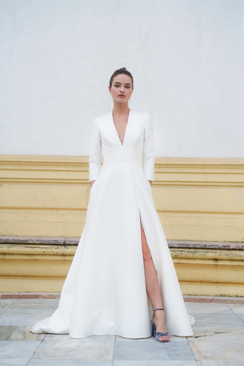 marylise_brautatelier ried_la plagne_brautkleid_classy_mikado seide_clean look_langarm_knopfleiste_ivory_vorne_3-min