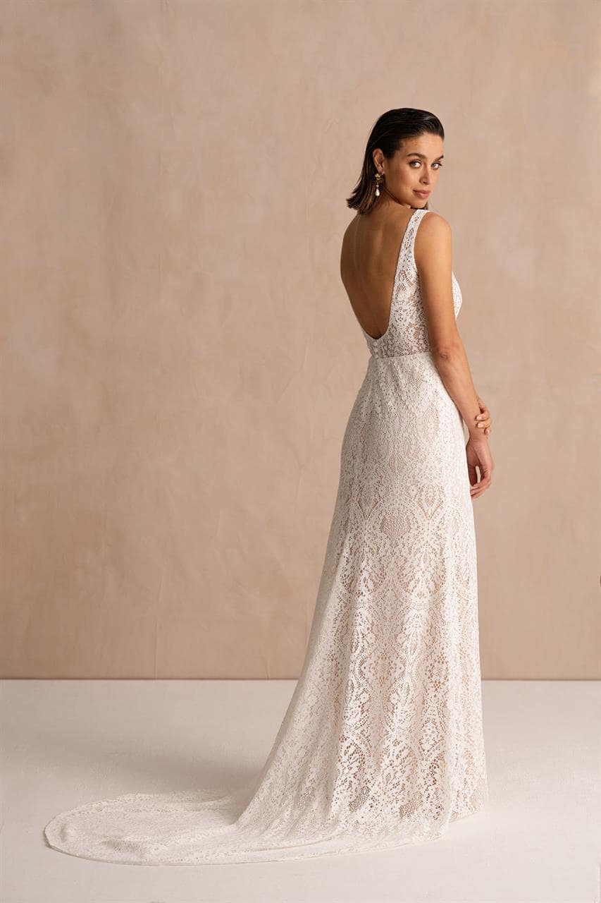 marylise_brautatelier ried_rulia_brautkleid_fitandflair_vintage spitze_ärmelchen_rundhals_all over spitze__ivory nude_hinten_1-min