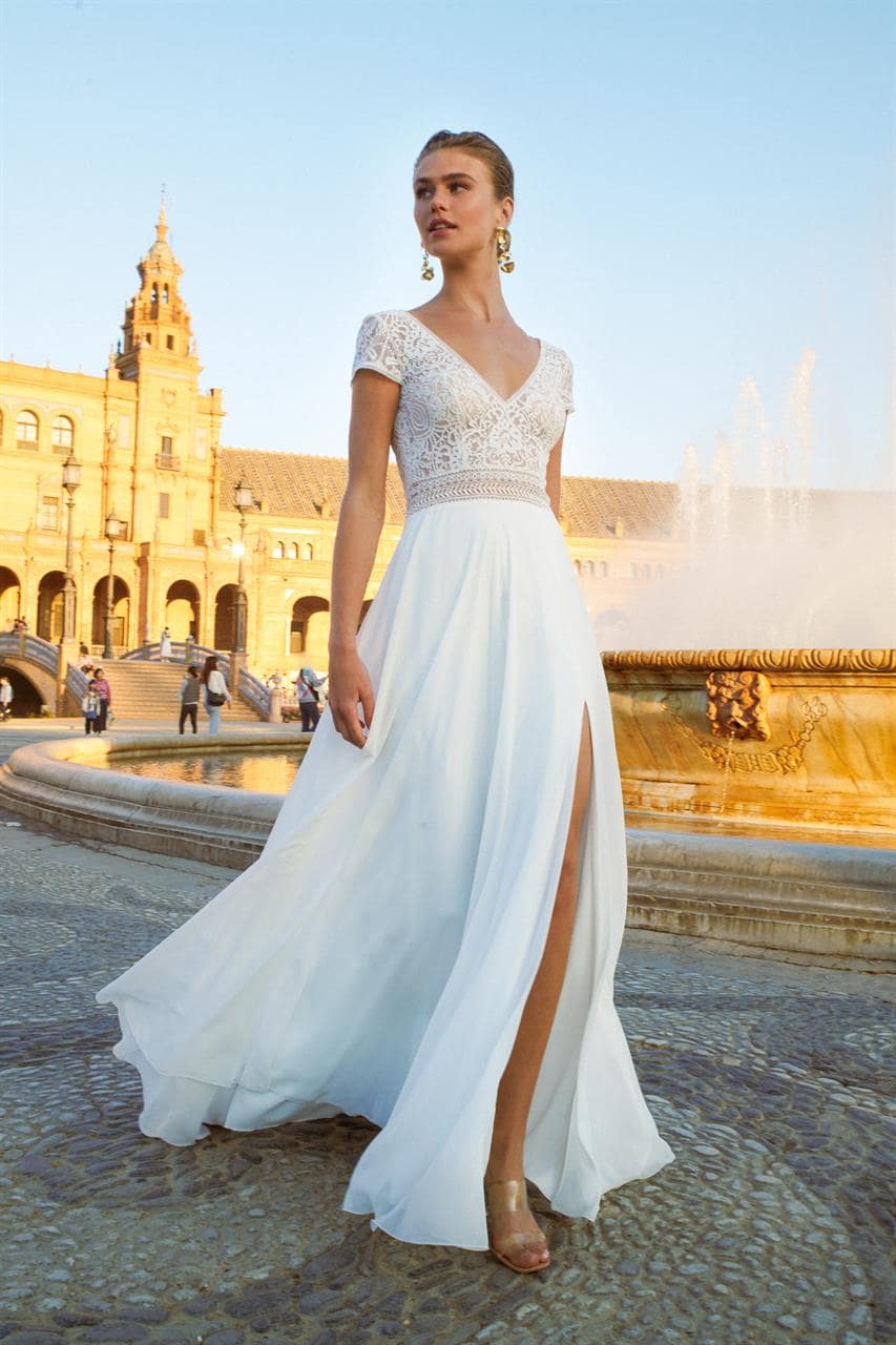 marylise_brautatelier ried_pellegrino_brautkleid_chiffon rock_vintage spitze_beinschlitz_kurze ärmeln_ivory_bewegt_1-min