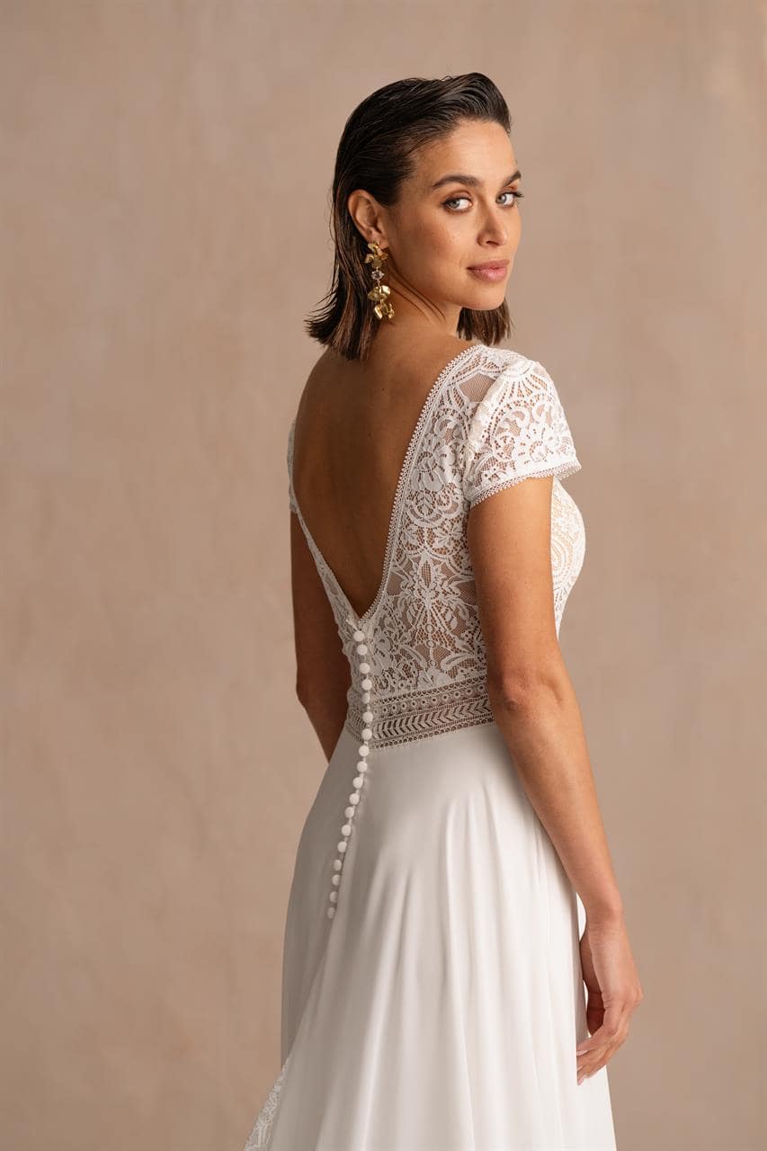 marylise_brautatelier ried_pellegrino_brautkleid_chiffon rock_vintage spitze_beinschlitz_kurze ärmeln_ivory_details_2-min
