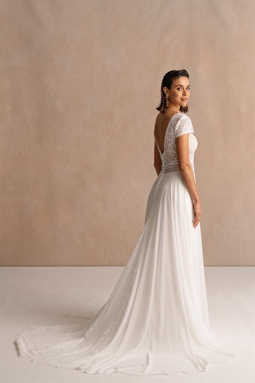 marylise_brautatelier ried_pellegrino_brautkleid_chiffon rock_vintage spitze_beinschlitz_kurze ärmeln_ivory_hinten_1-min