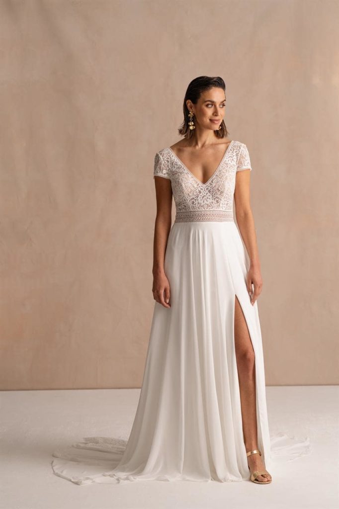 marylise_brautatelier ried_pellegrino_brautkleid_chiffon rock_vintage spitze_beinschlitz_kurze ärmeln_ivory_vorne_1-min