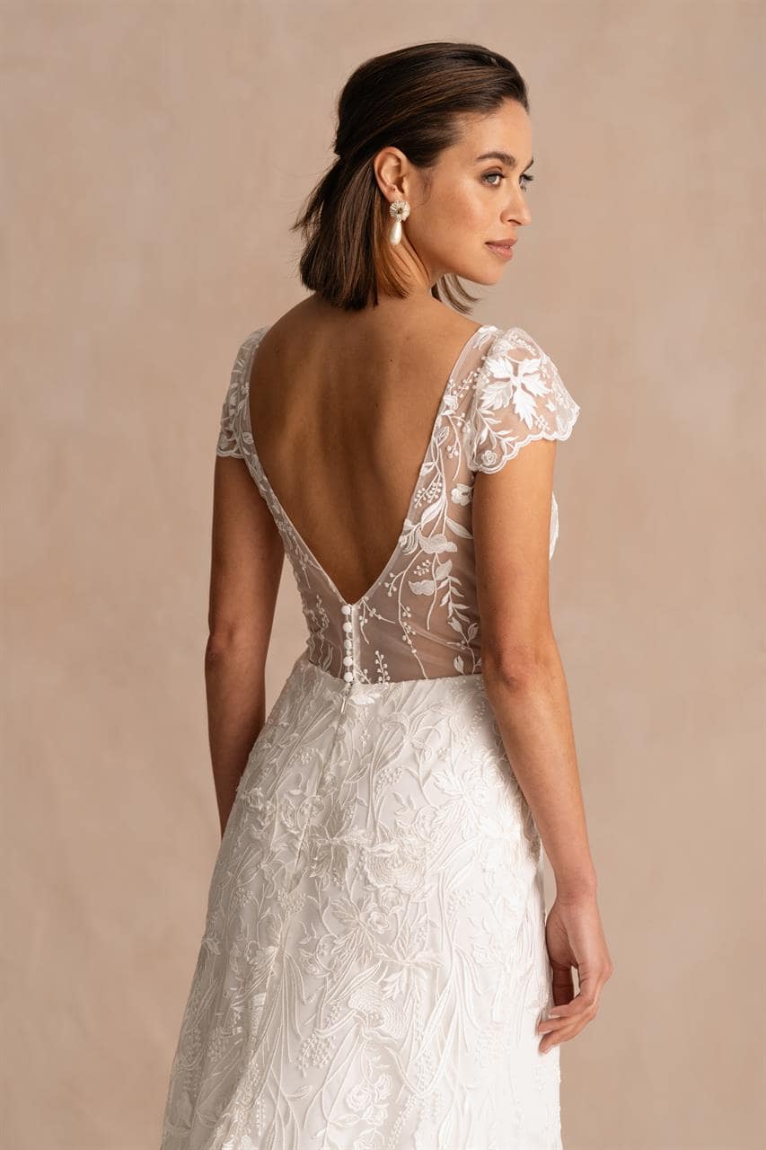 marylise_brautatelier ried_val d isere_brautkleid_fit and flair_spitze_kurze ärmel_tiefer ausschnitt__ivory_details_1-min