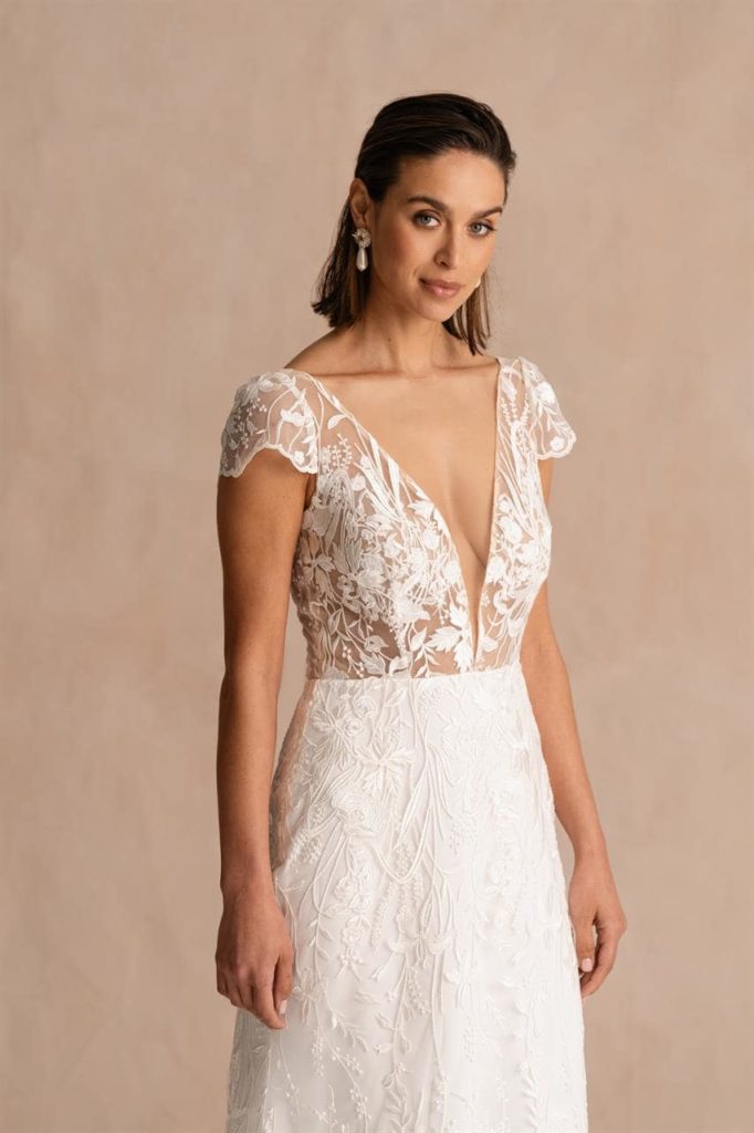 marylise_brautatelier ried_val d isere_brautkleid_fit and flair_spitze_kurze ärmel_tiefer ausschnitt__ivory_details_2-min