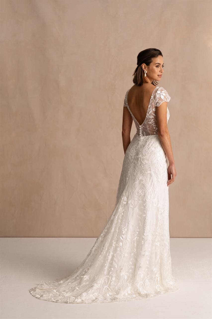 marylise_brautatelier ried_val d isere_brautkleid_fit and flair_spitze_kurze ärmel_tiefer ausschnitt__ivory_hinten_1-min