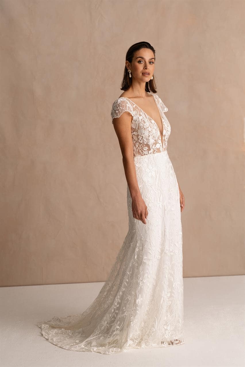 marylise_brautatelier ried_val d isere_brautkleid_fit and flair_spitze_kurze ärmel_tiefer ausschnitt__ivory_vorne_2-min