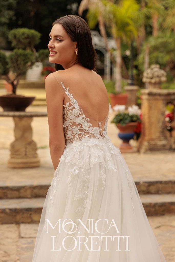 monica loretti_brautatelier ried_8295_brautkleid_a-linie_3_d_blaetterspitze_tüllrock_hinten_detail-min