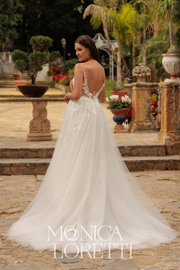 monica loretti_brautatelier ried_8295_brautkleid_a-linie_3_d_blaetterspitze_tüllrock_hinten_ganz-min
