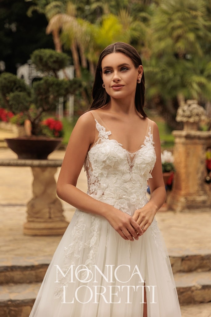monica loretti_brautatelier ried_8295_brautkleid_a-linie_3_d_blaetterspitze_tüllrock_vorne_detail-min
