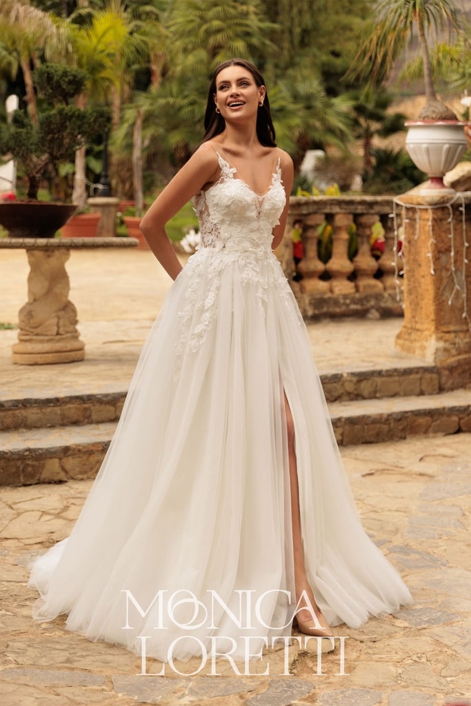 monica loretti_brautatelier ried_8295_brautkleid_a-linie_3_d_blaetterspitze_tüllrock_vorne_ganz-min